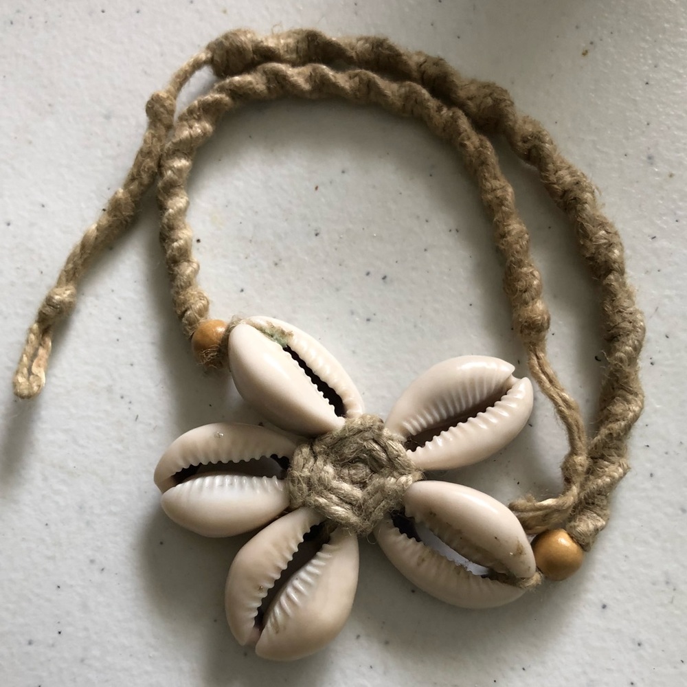 Shell-designed flower choker
